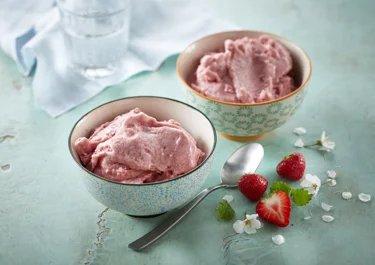 Joghurteis mit Erdbeeren