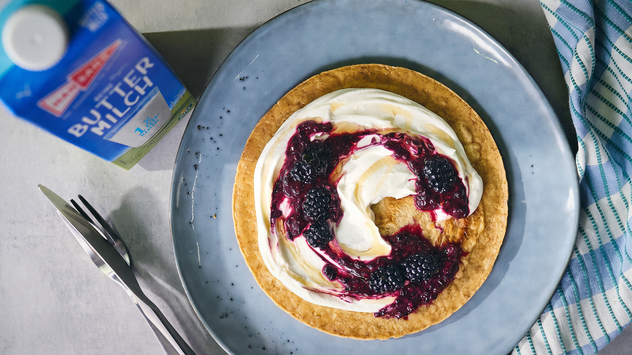 Buttermilch-Pfannkuchen mit Brombeeren