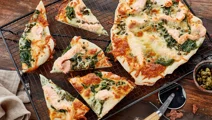 Pizza med laks og spinat