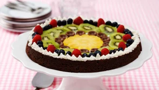 Kladdkaka med honungsjordnötter och tranbär