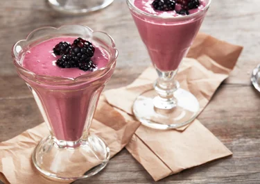Milkshake med björnbär och persika
