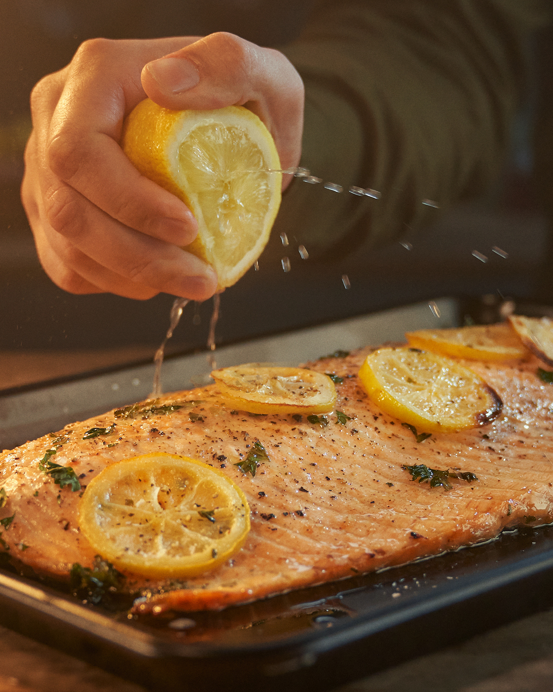 Salmone al forno con burro al limone e prezzemolo