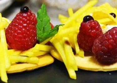 Mariñeiras con Castello de piña, frutas y corn flakes