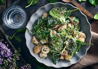 Spenat- och potatissallad med krämig sesamdressing