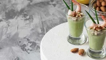 Copa de aguacate con queso, langostinos y crujiente de sésamo