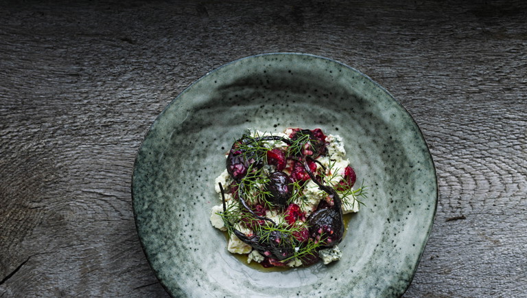 Bagte rødbeder med vinaigrette, blå ost og hindbær