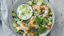 Salat med rejer og lime- og korianderdressing