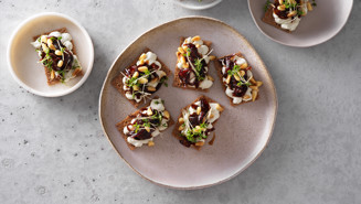 Blåmögelostkräm med rödlöksmarmelad och pinjenötter