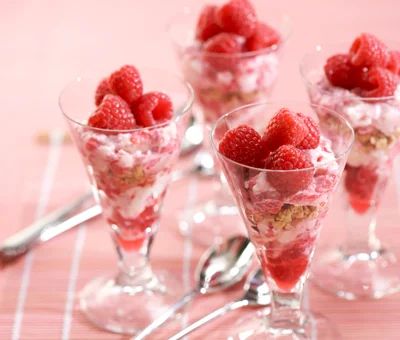 Knuspriges Himbeerdessert mit Extra cremiger White