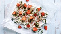 Yoghurtbark med jordbær og mynte