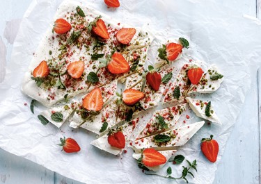 Yoghurtbark med jordbær og mynte