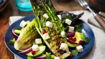 Grillad sallad med avokado och vitost