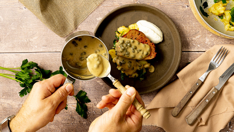 Lindströmin mureke, kapriskastiketta, murskattua perunaa ja tsatsikia