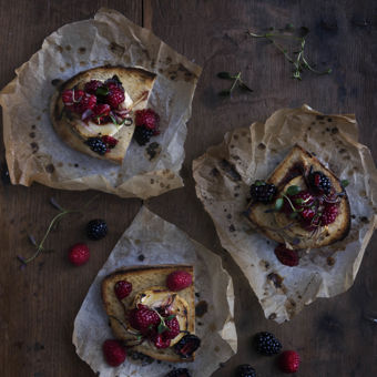 Chèvre chaud med bärsalsa