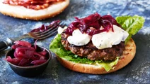Hamburgare med tryffelost, rödlöksmarmelad och bacon