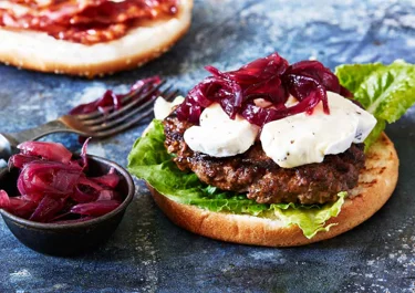 Hamburgare med tryffelost, rödlöksmarmelad och bacon