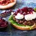 Hamburgare med tryffelost, rödlöksmarmelad och bacon