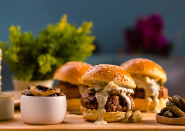 Burgers μοσχαρίσια με blue cheese sauce και μανιτάρια