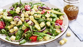 Rucolasallad med ost och avocado