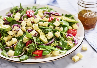 Rucolasallad med ost och avocado