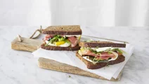 Rågbröd med serranoskinka och grillat grönt
