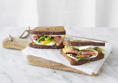 Rågbröd med serranoskinka och grillat grönt