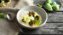 Smörad spetskålsbuljong med gari och friterad brysselkål