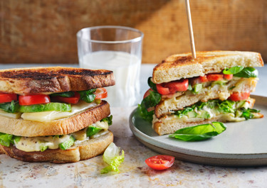 Vegetarisk Club Sandwich med havarti och avokado