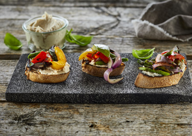 Bruschetta med bønnecreme og grillet grønt