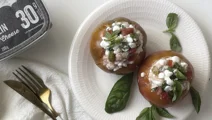 Tomates rellenos con Arla Cottage y albahaca
