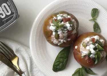 Tomates rellenos con Arla Cottage y albahaca