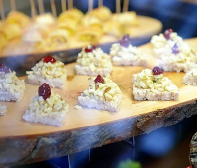 Reiswaffel-häppchen mit Höhlenkäse, birne und preiselbeere
