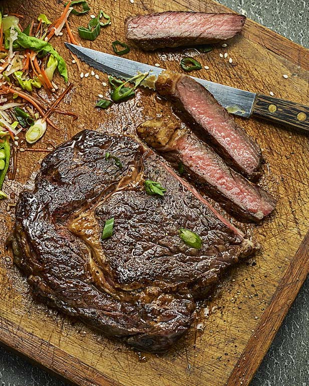 Filete ribeye con ensalada de col asiática
