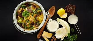 Flødegratineret sommerkål med sprødt rugbrød og krydderurter