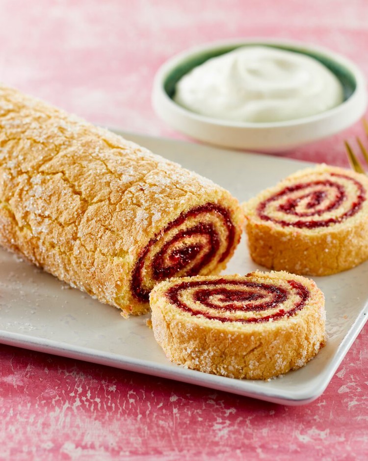 Skinke Roulade Roulade med frosne hindbær, flødeskum og sukker | Arla