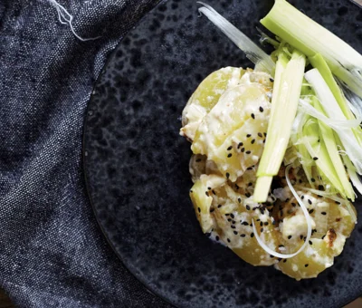 Creamy potato gratin with leeks and blue cheese