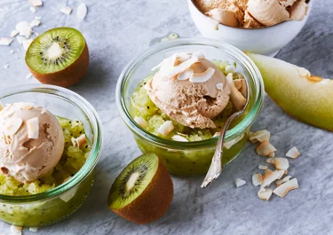 Isad melon- och kiwisoppa med kokosglass