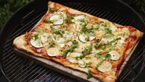 Pizza på grill med salatost og rucola