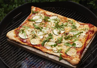 Pizza på grill med salatost og rucola