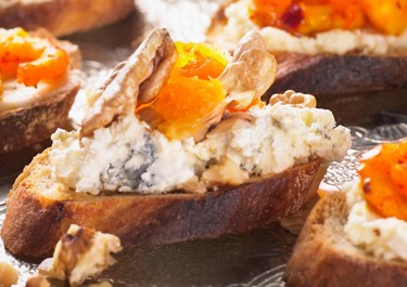 Homejuusto-saksanpähkinäcrostinit