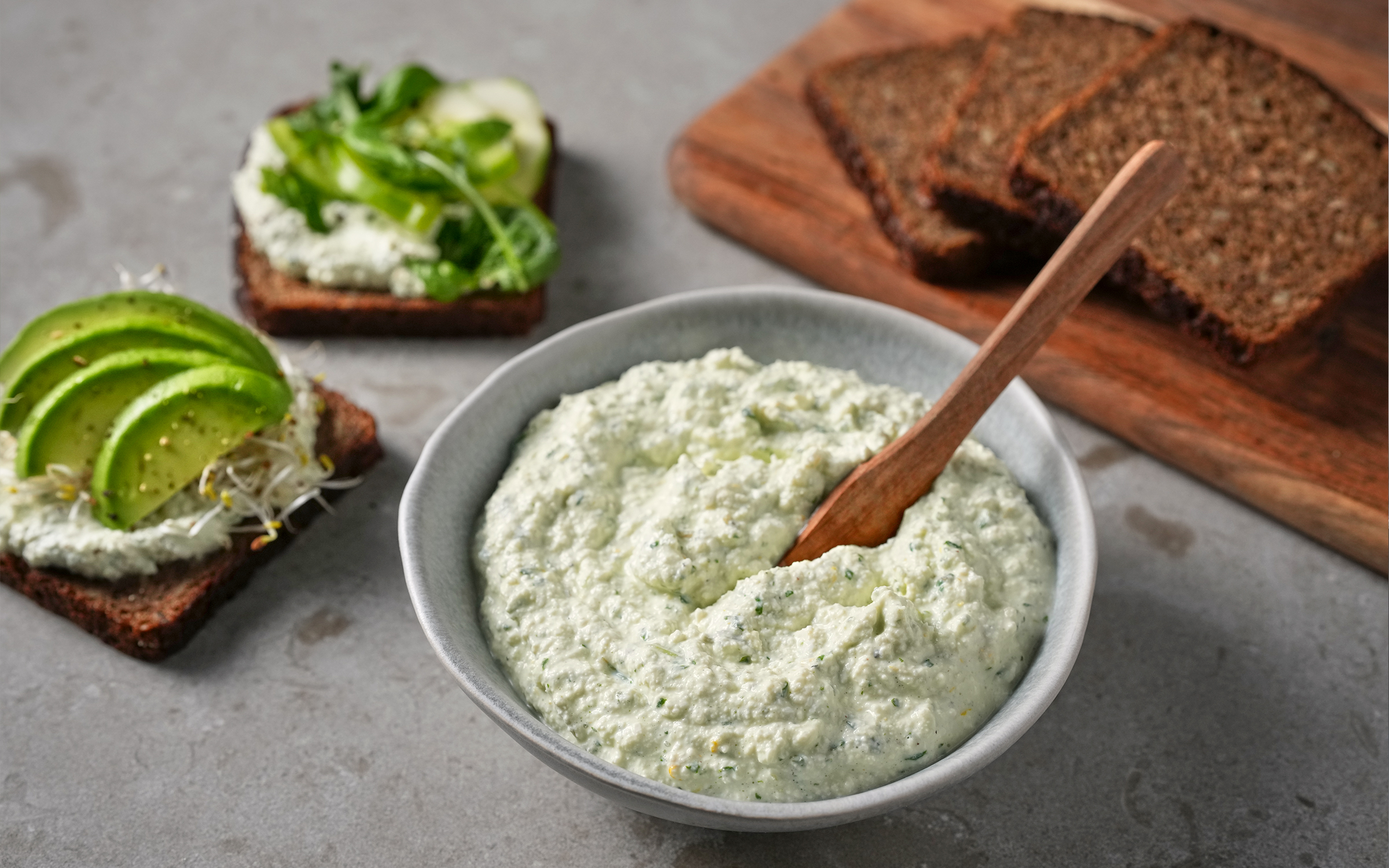 Örtspread på rågbröd