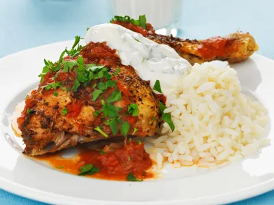 "Jättebra att det var starkt" får Micke ofta höra när den här piri piri-inspirerade kycklingen serveras. En klick myntayoghurt ger svalka till hettan.