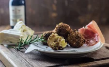 Crispy croquettas with White with Truffle, ham & porcini mushrooms