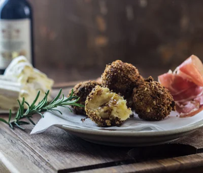 Crispy croquettas with White with Truffle, ham & porcini mushrooms