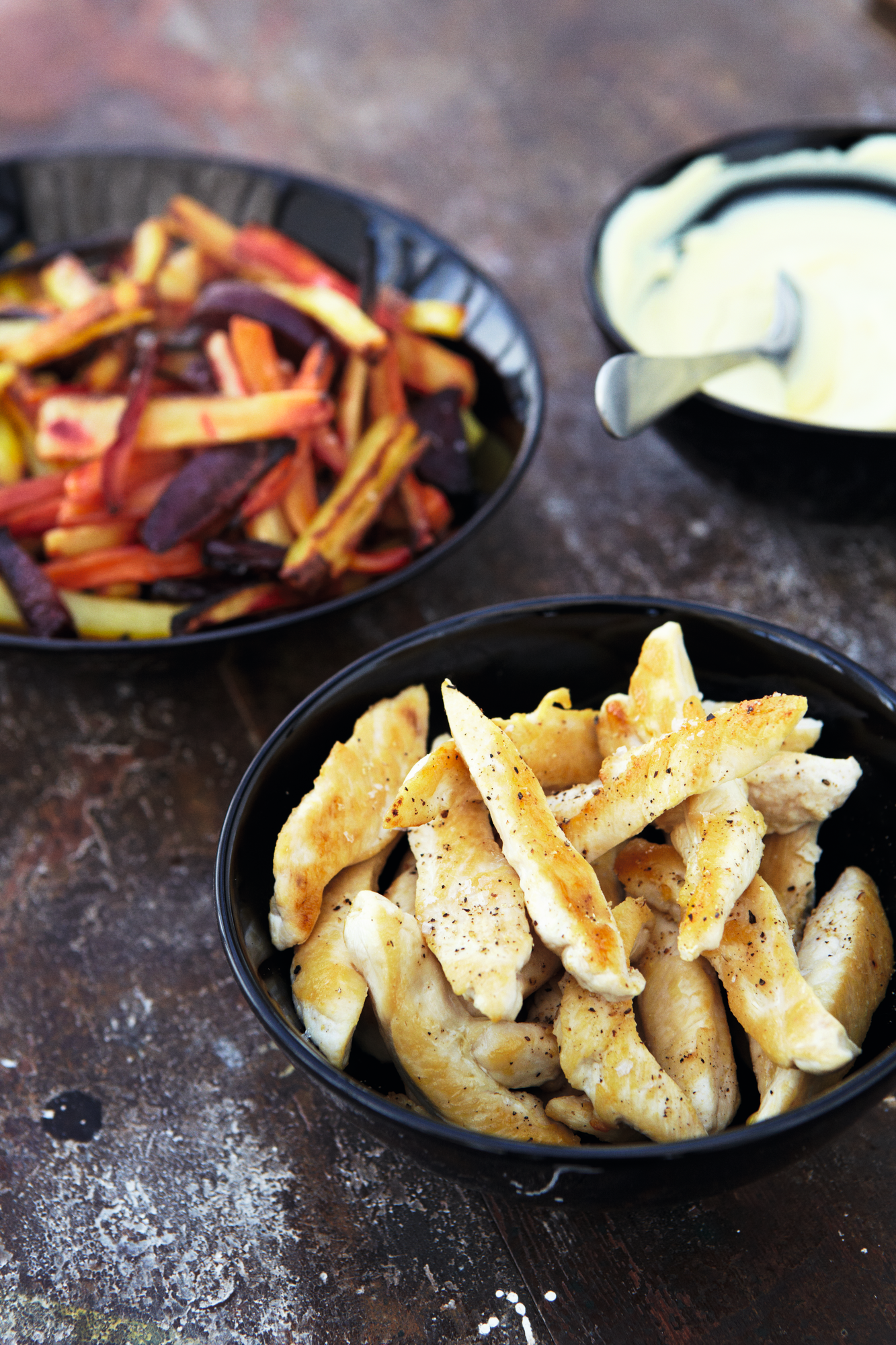 Rodfrugtfritter, kylling og mayo