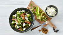 Sprød salat med røget laks og hytteost