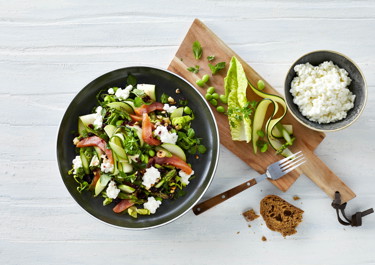 Sprød salat med røget laks og hytteost