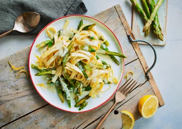 Pasta with green asparagus