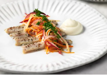 Kryddströmming med vinterrötter