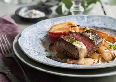 Oxfilé med svartrötter och ugnsbakat äpple